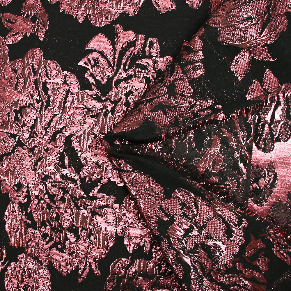Brocart lamé rose foncé bouquet de roses fond noir - Image 3
