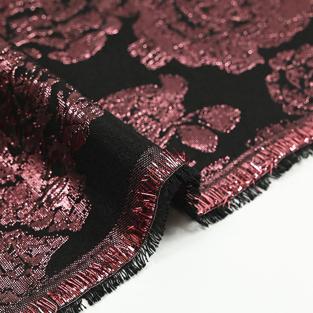 Brocart lamé rose foncé bouquet de roses fond noir - Image 5