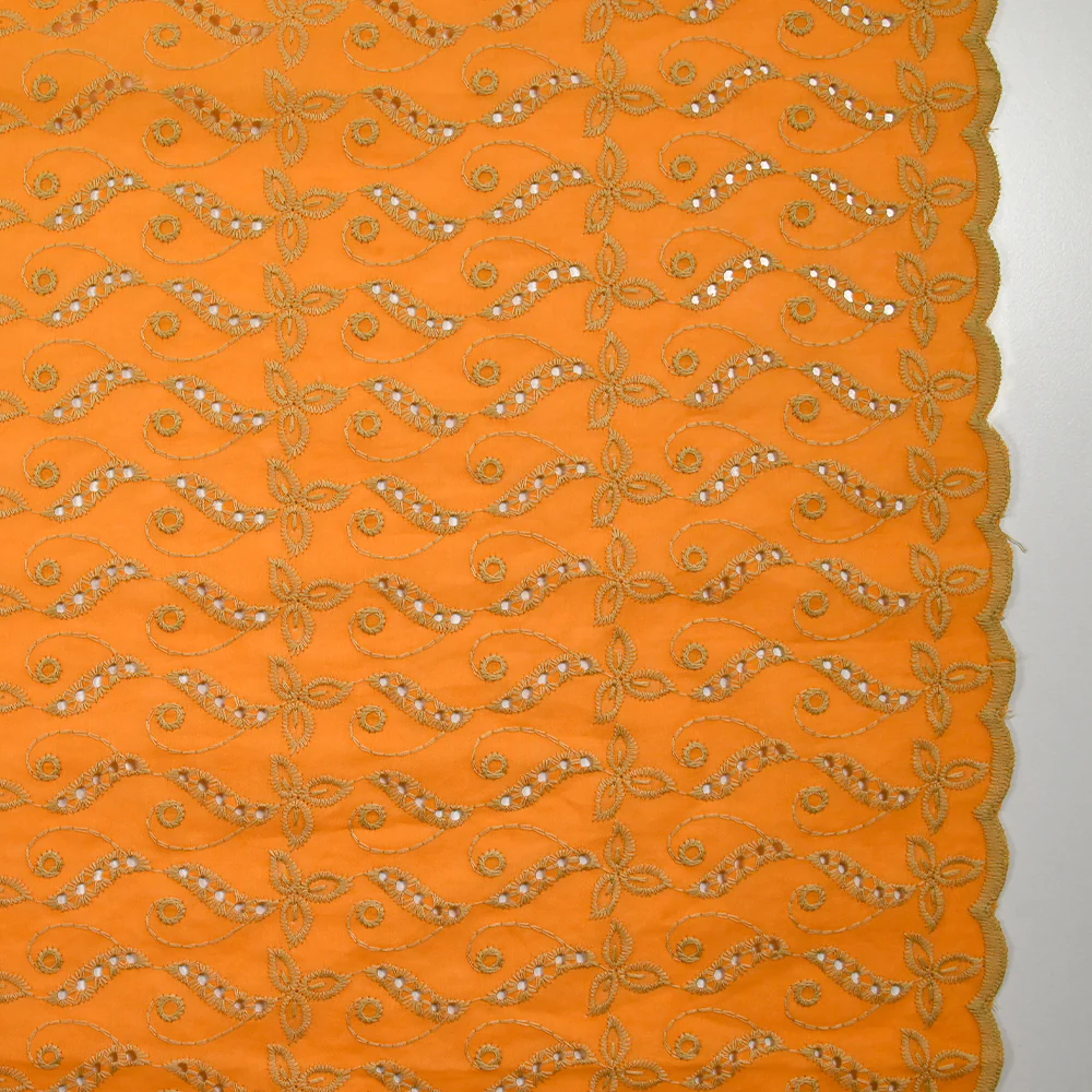 Broderie anglaise festonnée beige Éléonore fond orange
