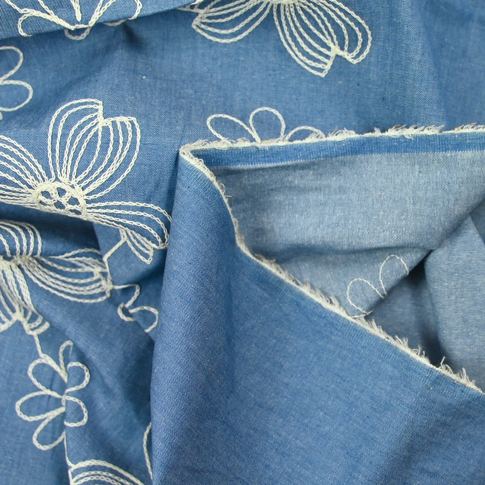 Chambray de coton brodé Anaïs fond denim - Image 5