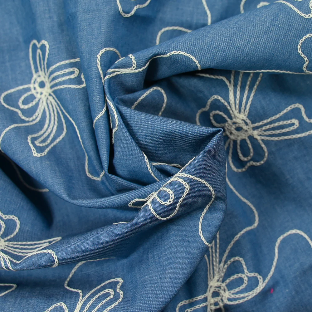 Chambray de coton brodé Lucie fond denim - Image 2