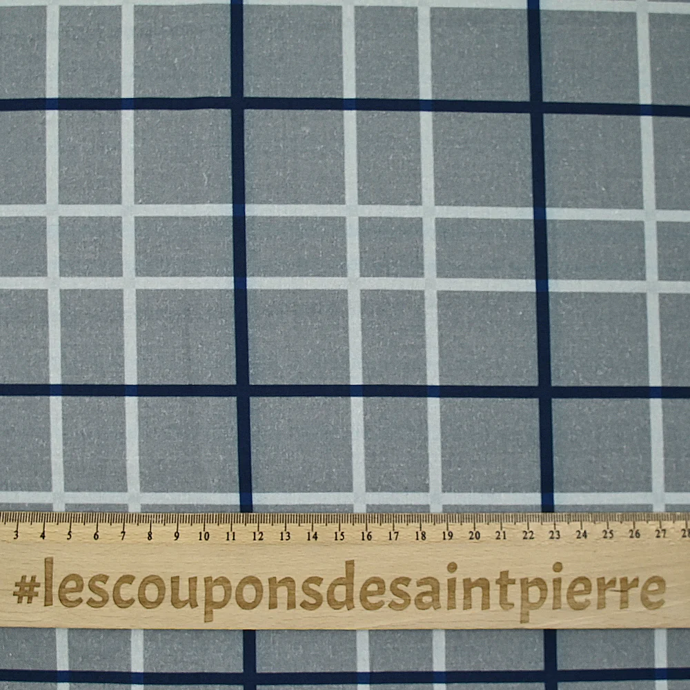 Coton imprimé à carreaux marine fond gris - Image 3