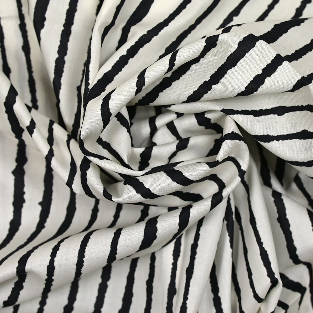 Coton imprimé fin taches rayées noir fond écru - Image 2