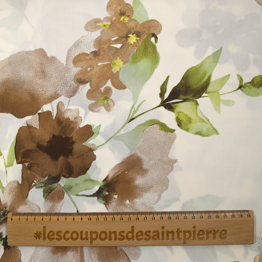 Coton imprimé fleurs en nature marron et vert fond blanc cassé - Image 3