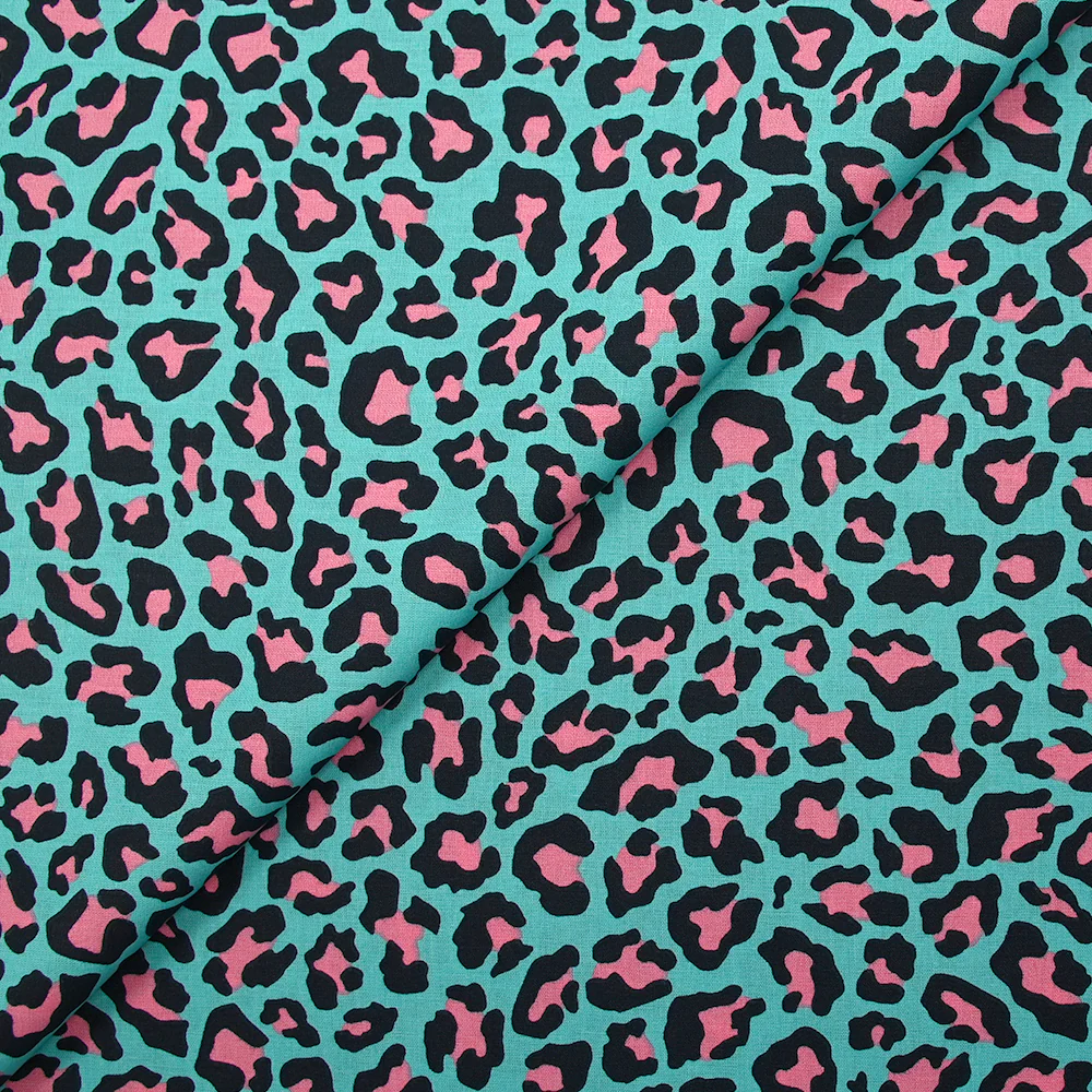Coton imprimé léopard rose fond turquoise - Image 4