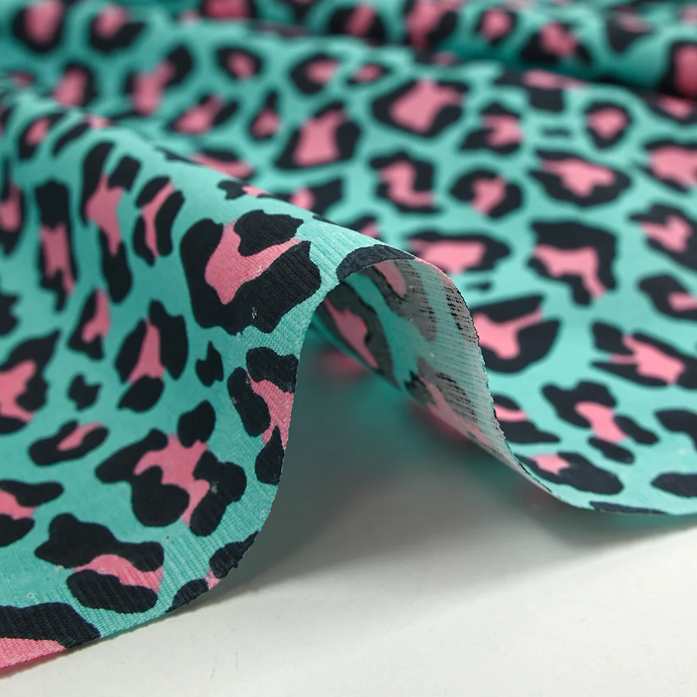 Coton imprimé léopard rose fond turquoise - Image 6