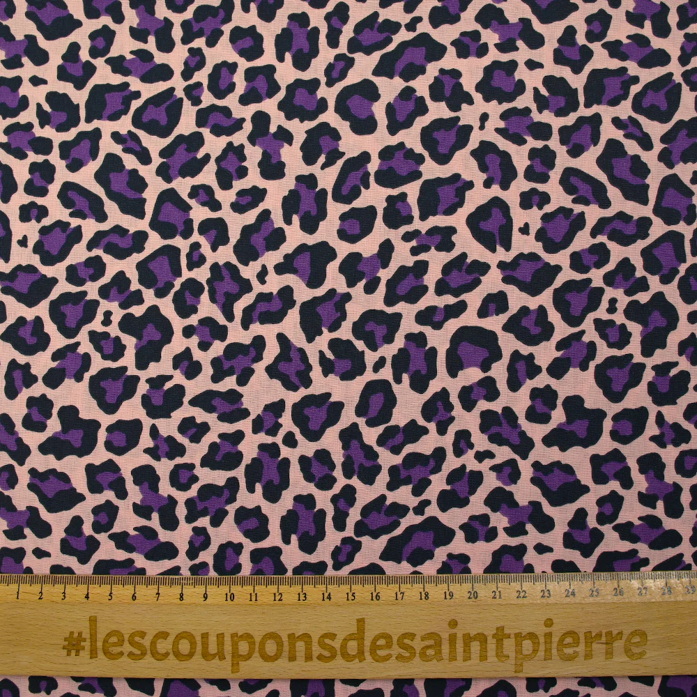 Coton imprimé léopard violet fond rose chair - Image 3