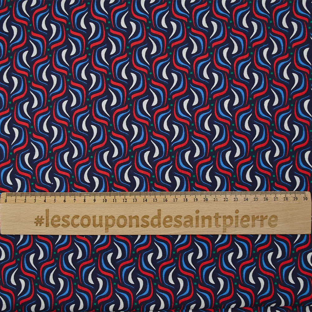 Coton imprimé vague rouge fond marine - Image 3