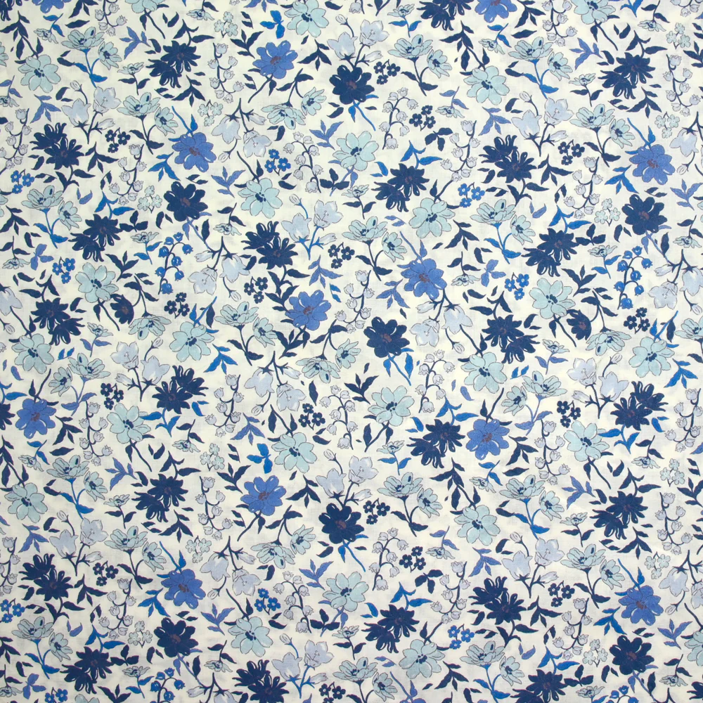 Coton imprimé Vittoria fleurs bleu vintage fond blanc cassé au mètre