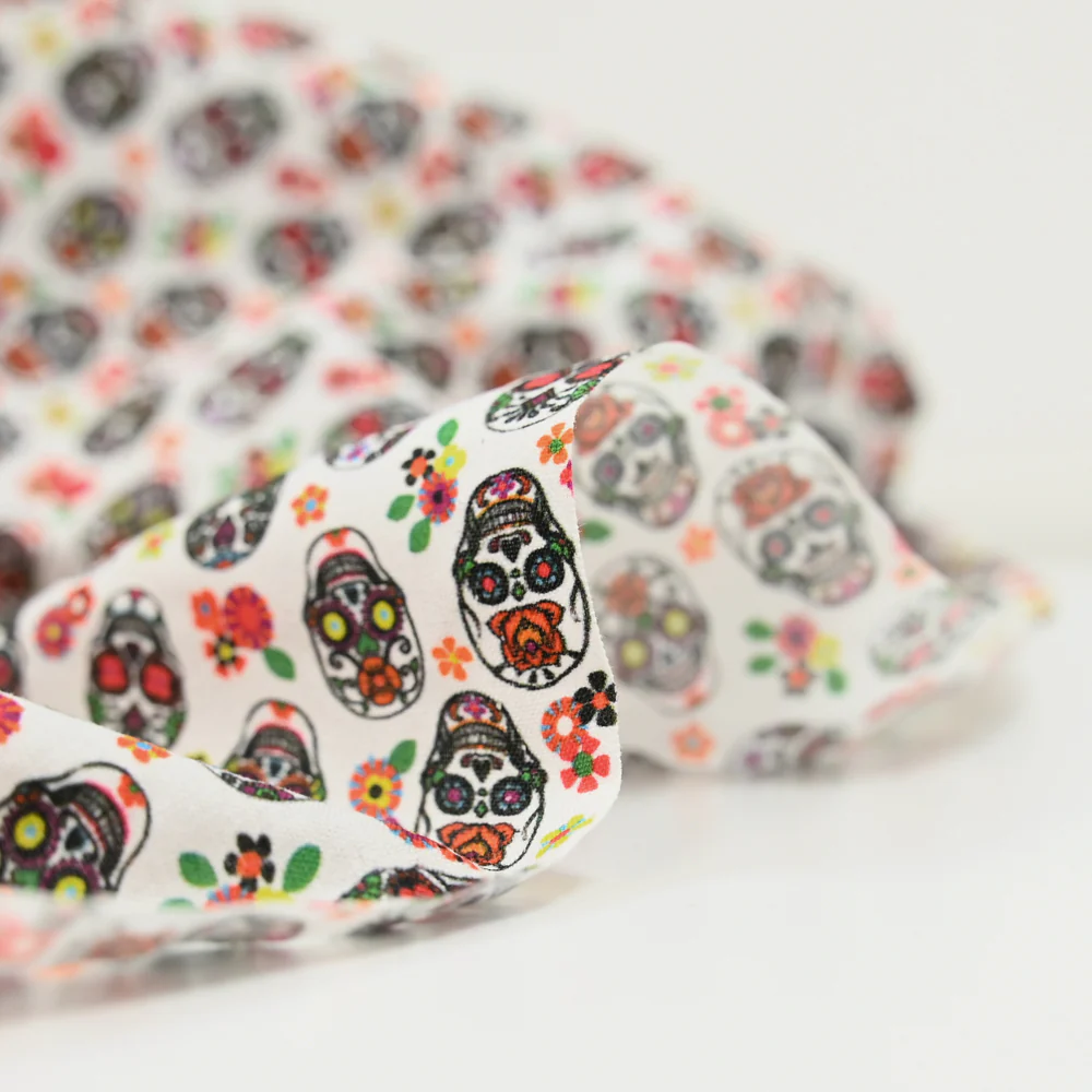 Coton imprimé Día de Muertos fond blanc - Image 5