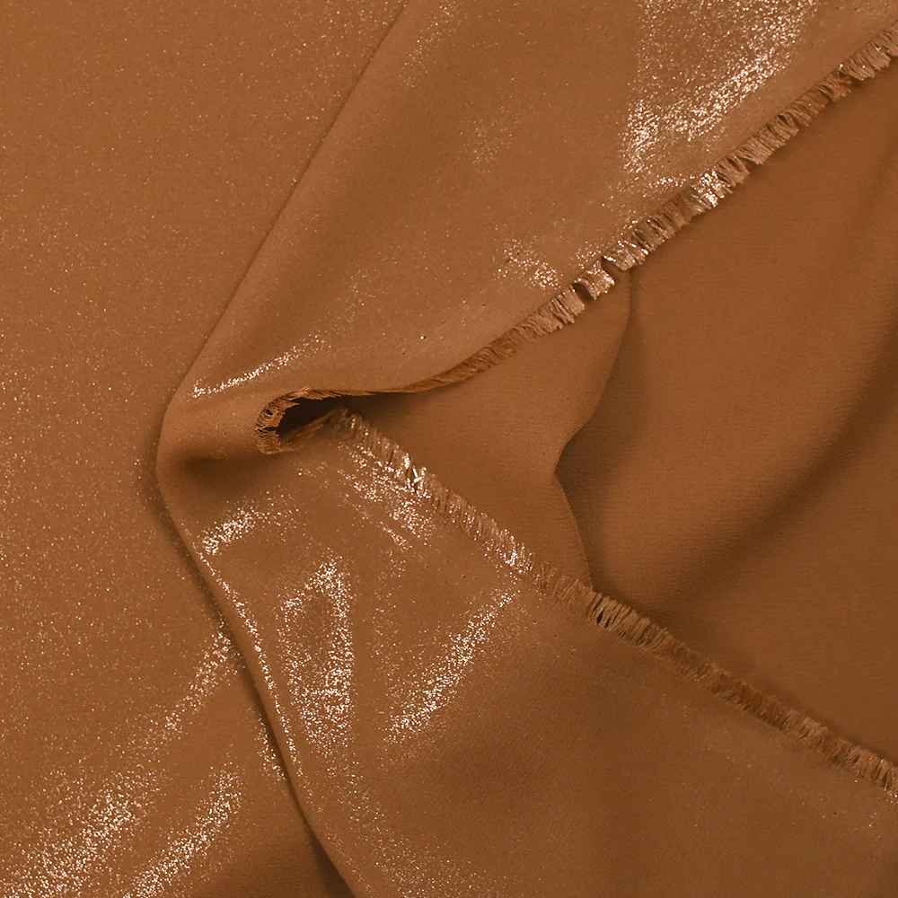 Crêpe de polyester fin pailleté bronze fond camel - Image 3