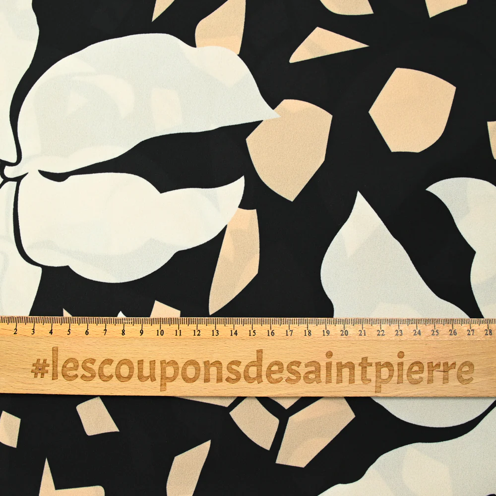 Crêpe fin imprimé éclat de fleurs fond noir - Image 3