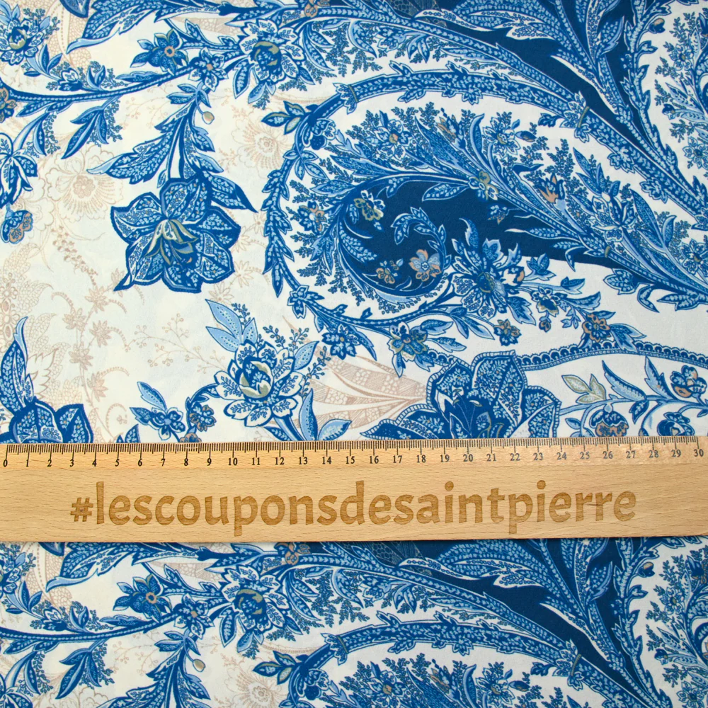 Crêpe fin imprimé paisley bleu fond écru - Image 4