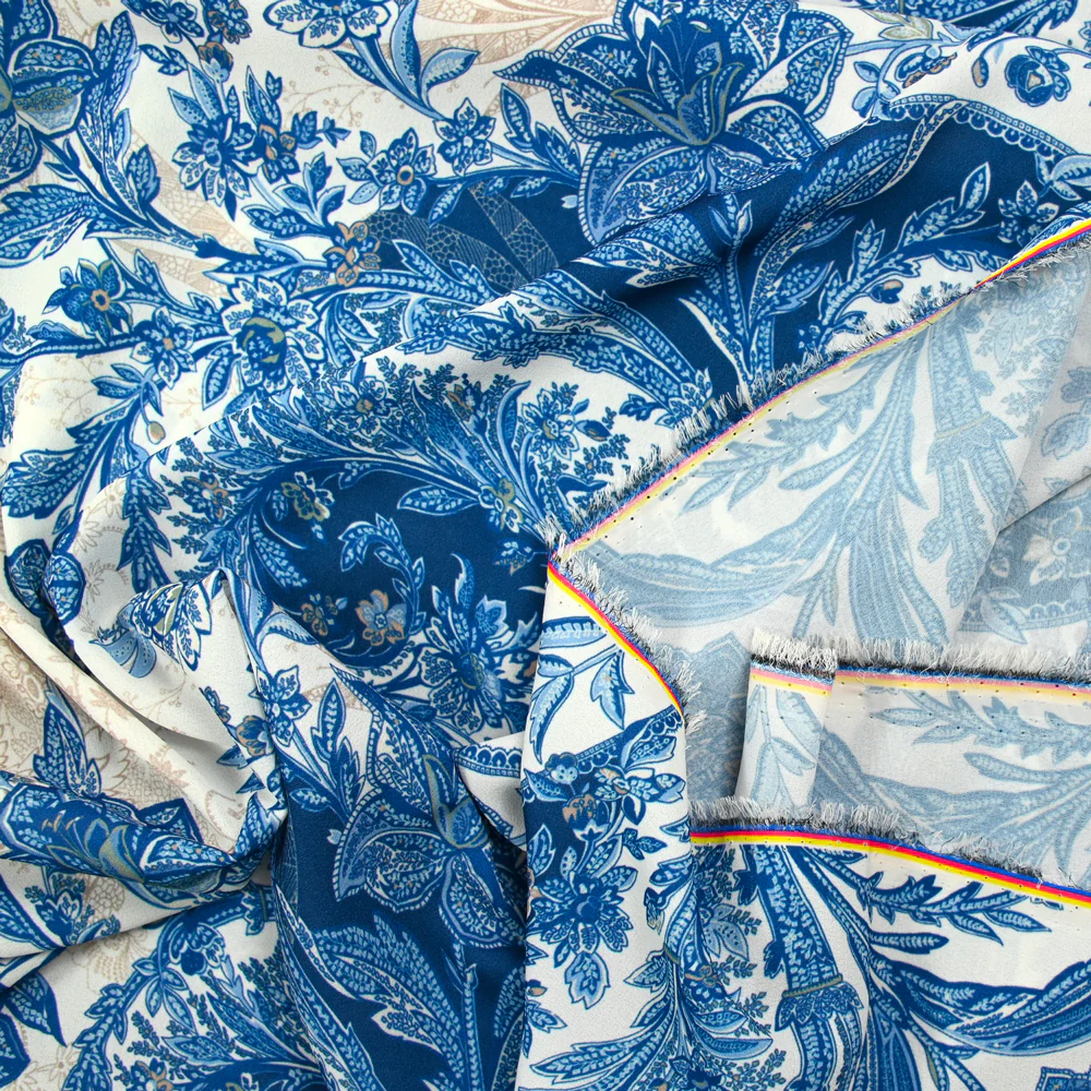 Crêpe fin imprimé paisley bleu fond écru - Image 5