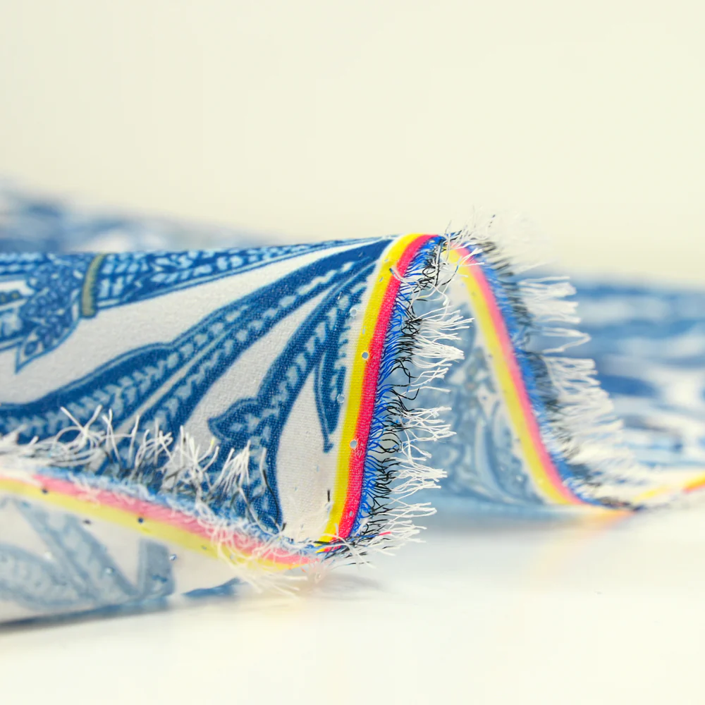 Crêpe fin imprimé paisley bleu fond écru - Image 6