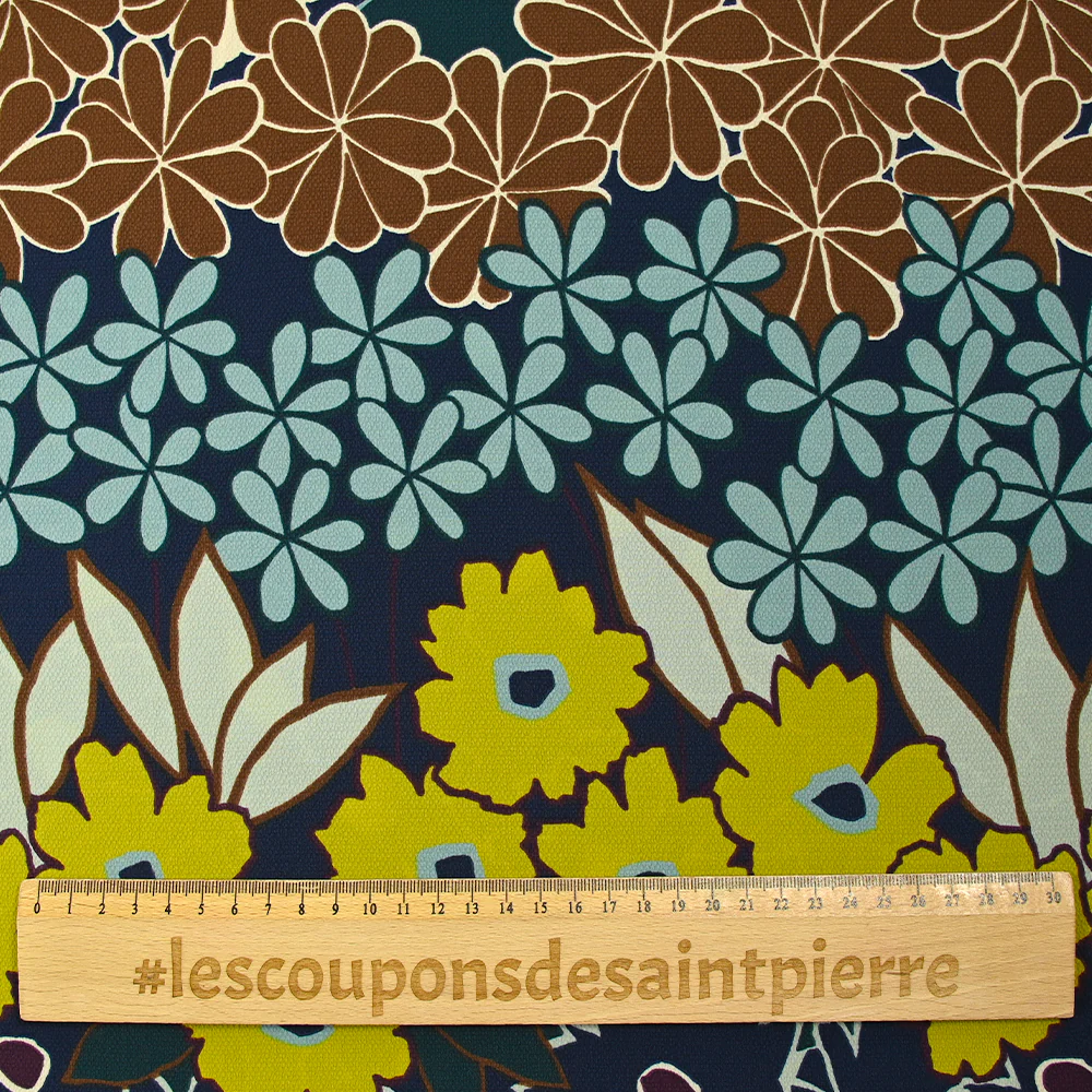 Crêpe polyester imprimé frises de fleurs fond marine - Image 3
