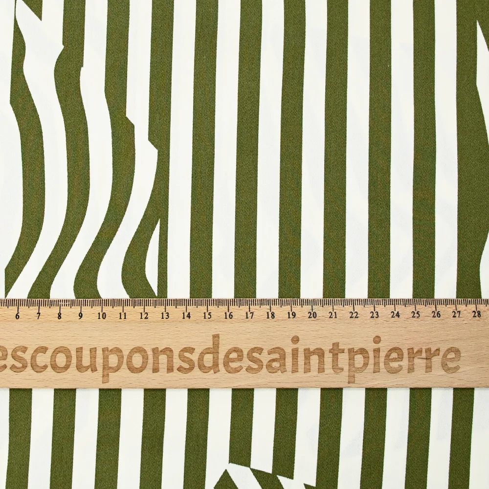 Crêpe viscose imprimé bicolore rayé blanc fond kaki - Image 3