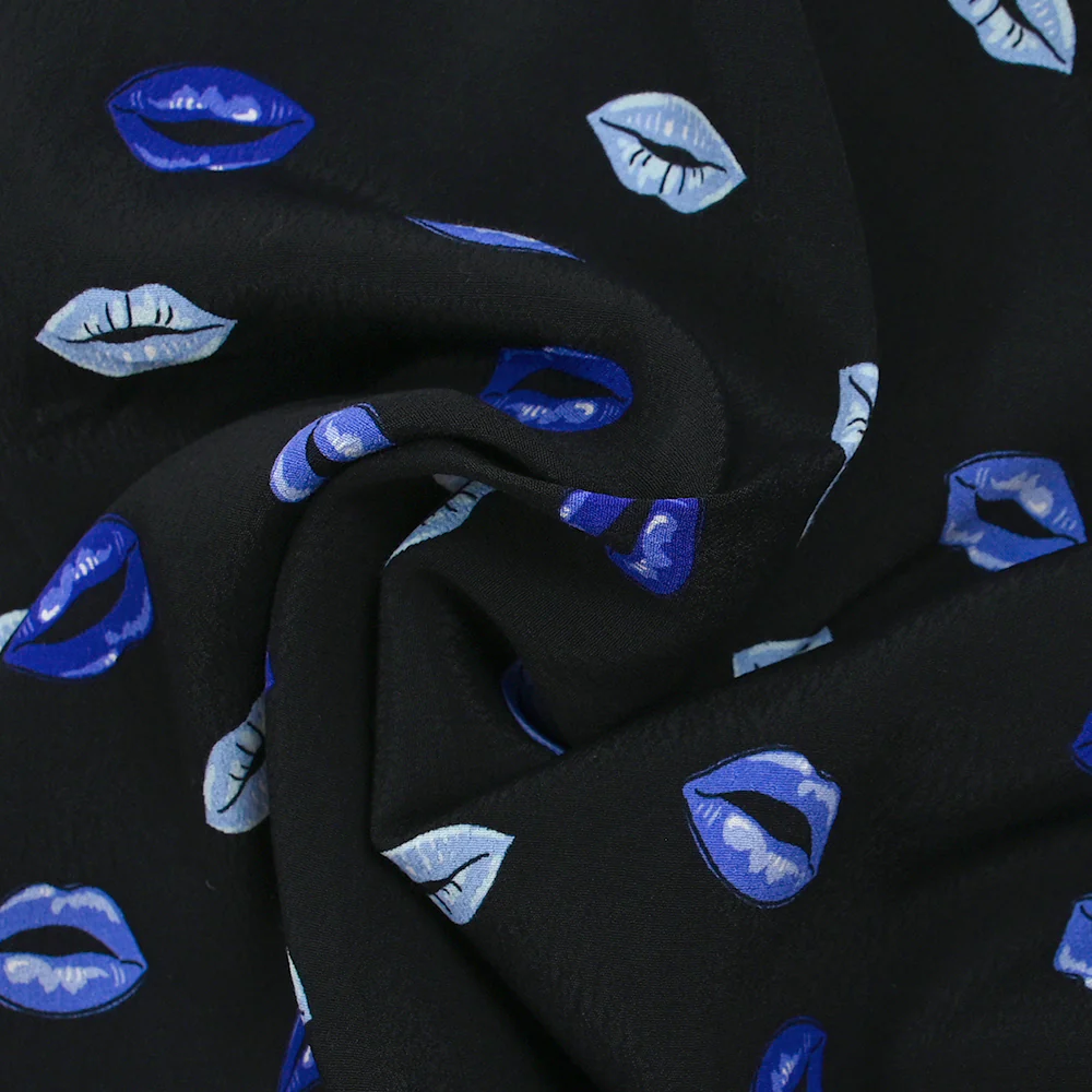 CrĂȘpe viscose imprimĂ© bouche bleue fond noir - Image 2
