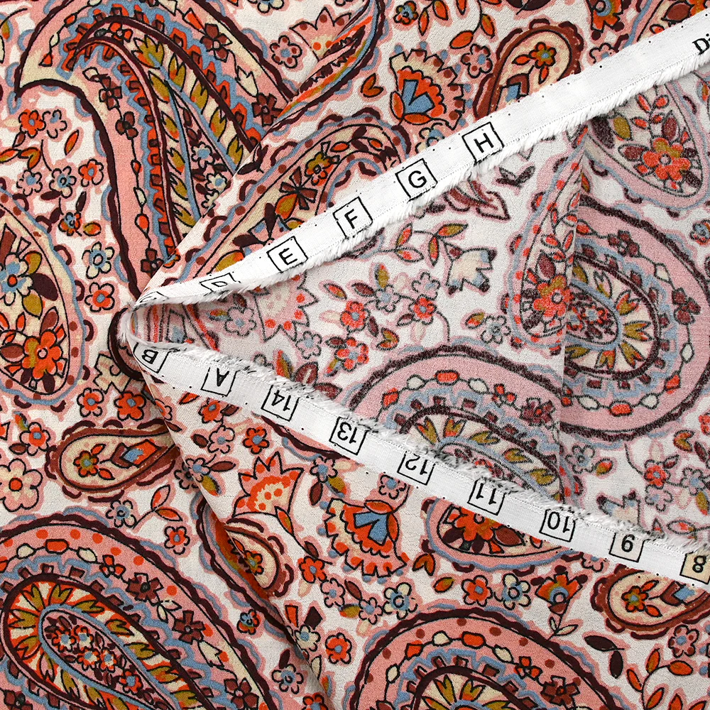 Crêpe viscose imprimé cachemire vieux rose et marron fond écru - Image 5