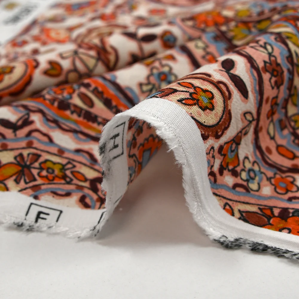 Crêpe viscose imprimé cachemire vieux rose et marron fond écru - Image 6