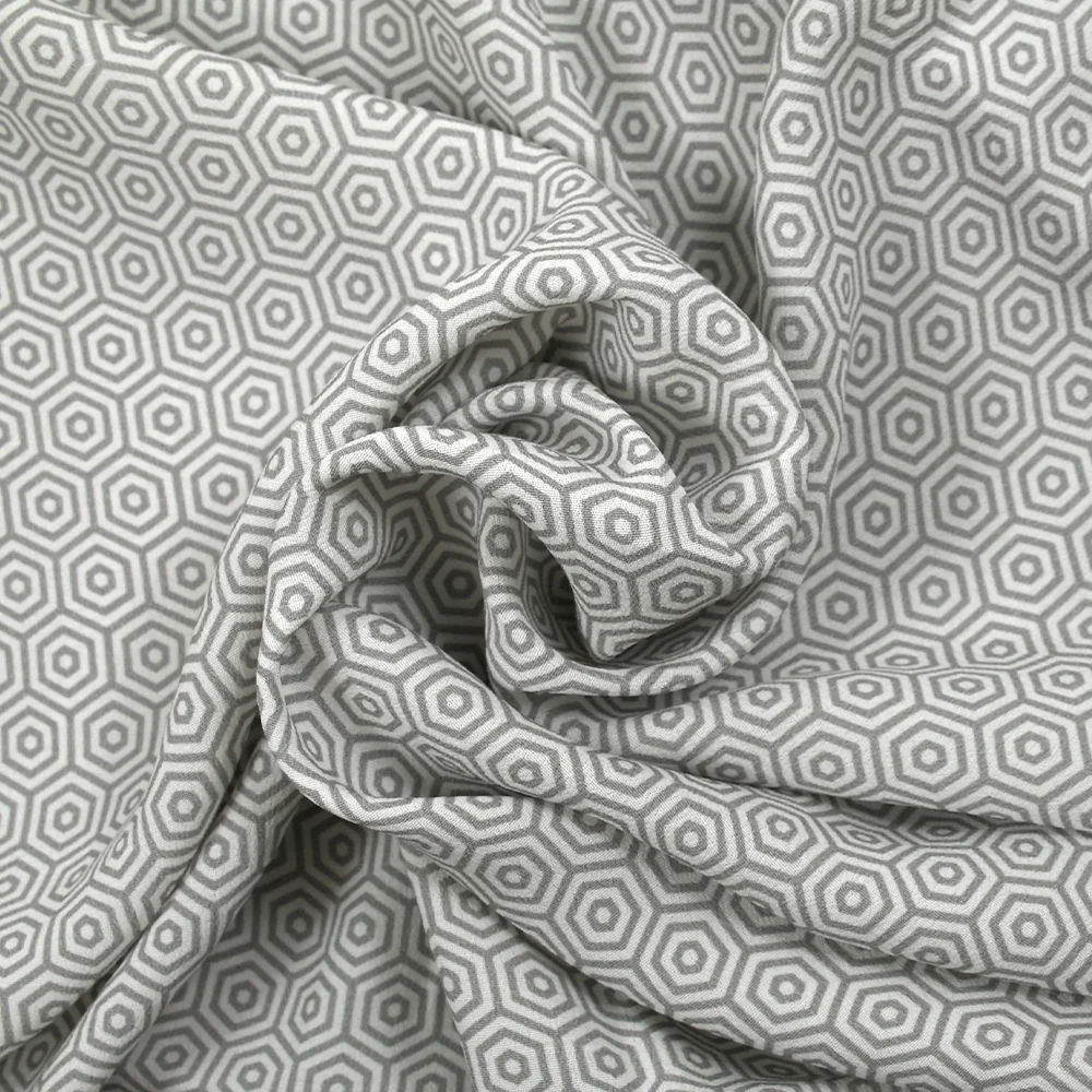 CrĂȘpe viscose imprimĂ© labyrinthe hexagonal gris et blanc - Image 2