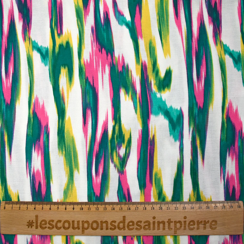 Crêpe viscose imprimé ondes abstraites turquoise et rose fond blanc - Image 3
