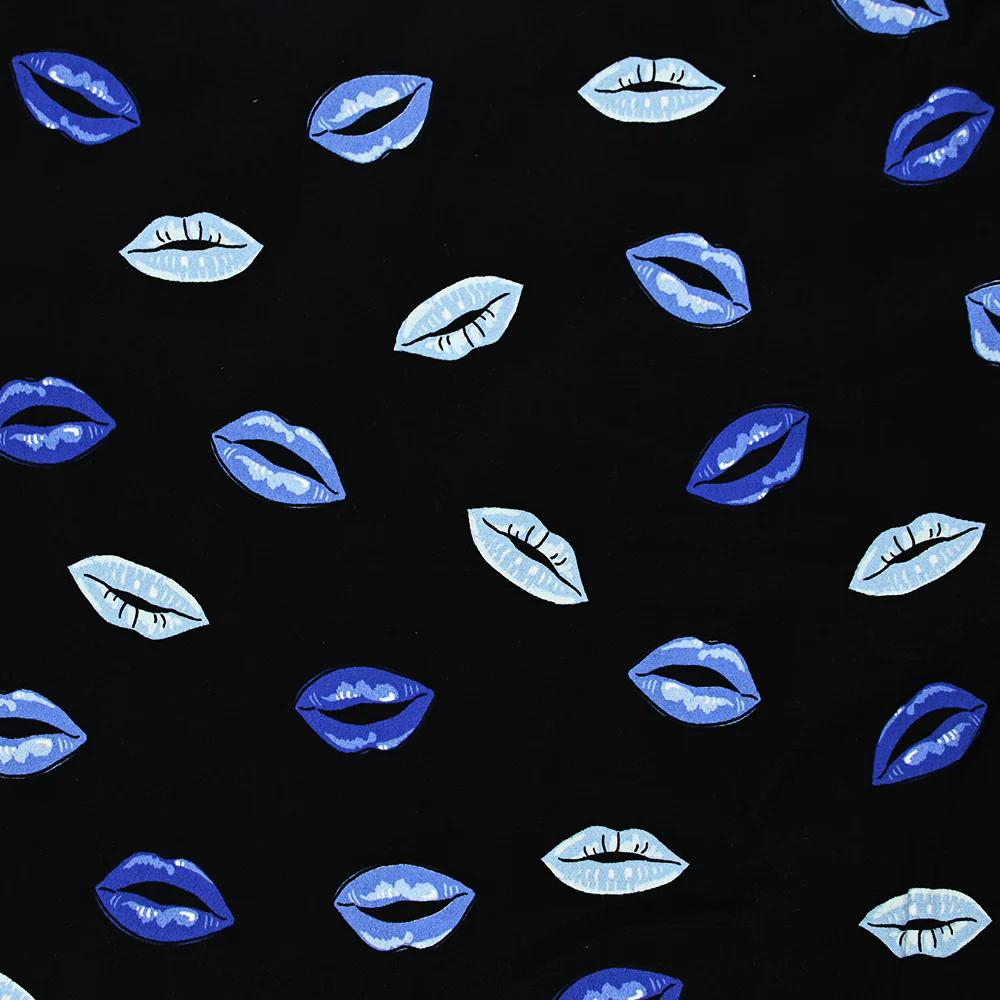 Crêpe viscose satiné bouche bleue fond noir