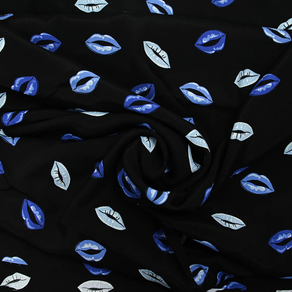 Crêpe viscose satiné bouche bleue fond noir - Image 2