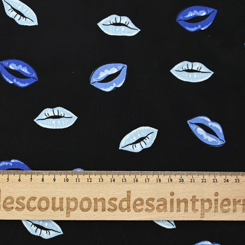 Crêpe viscose satiné bouche bleue fond noir - Image 3