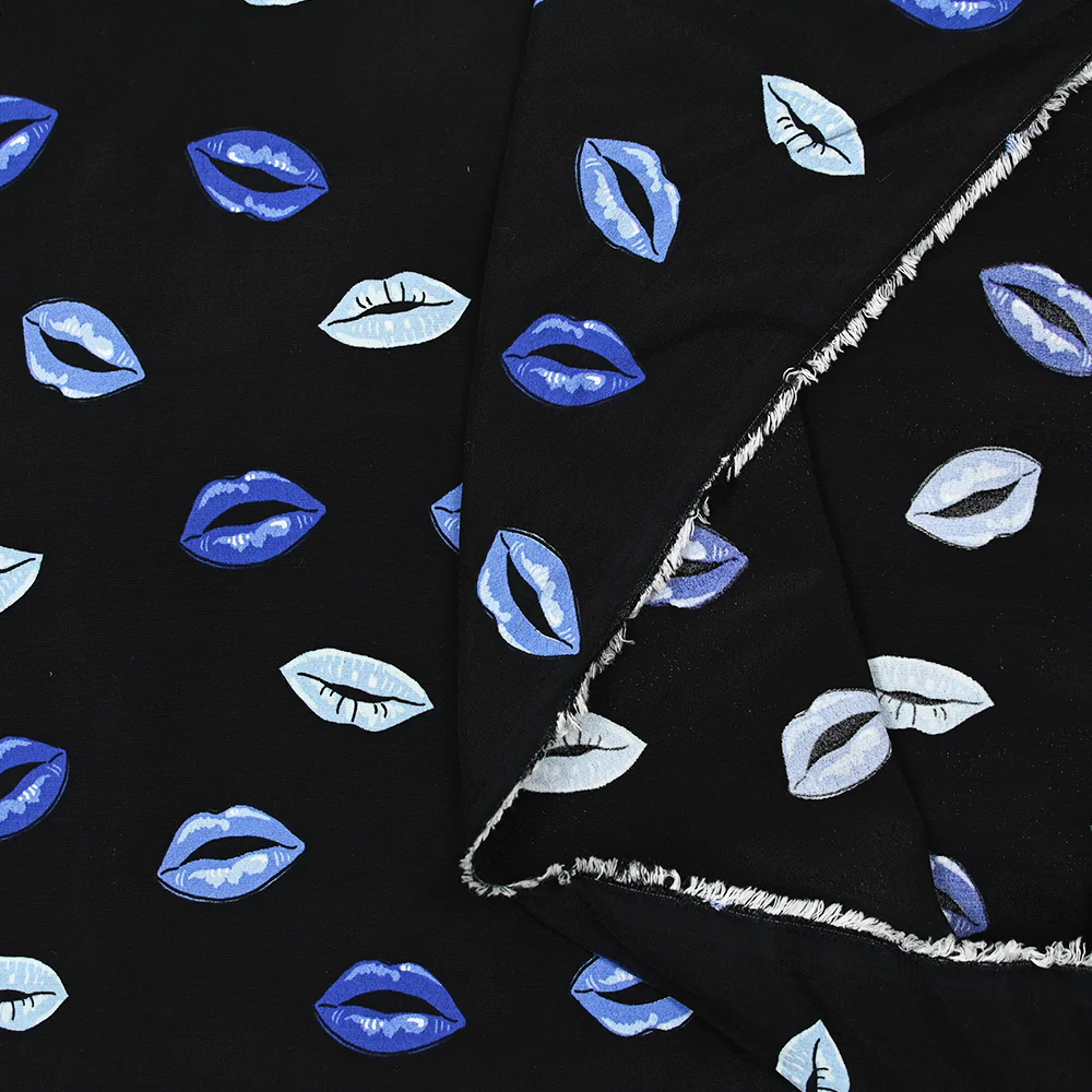 Crêpe viscose satiné bouche bleue fond noir - Image 4