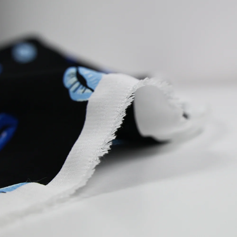 Crêpe viscose satiné bouche bleue fond noir - Image 5