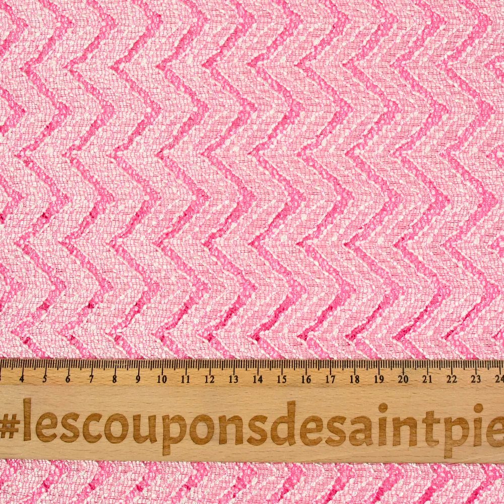 Dentelle polyester chevron blanc fond rose - Image 3