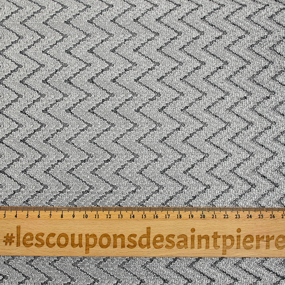 Dentelle polyester chevron gris fond argent - Image 3