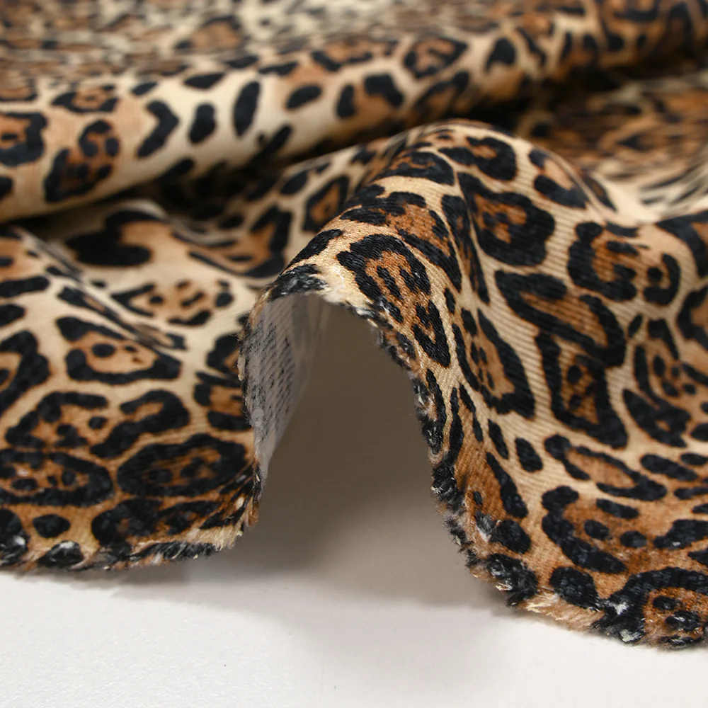 Gabardine de coton élasthanne léopard sauvage fond marron et écru - Image 6
