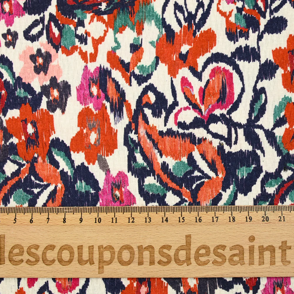 Jacquard de coton natté ikat fleuris orange et bleu fond blanc cassé - Image 3
