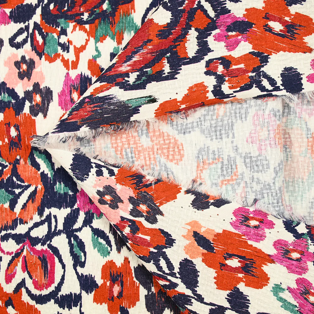 Jacquard de coton natté ikat fleuris orange et bleu fond blanc cassé - Image 4