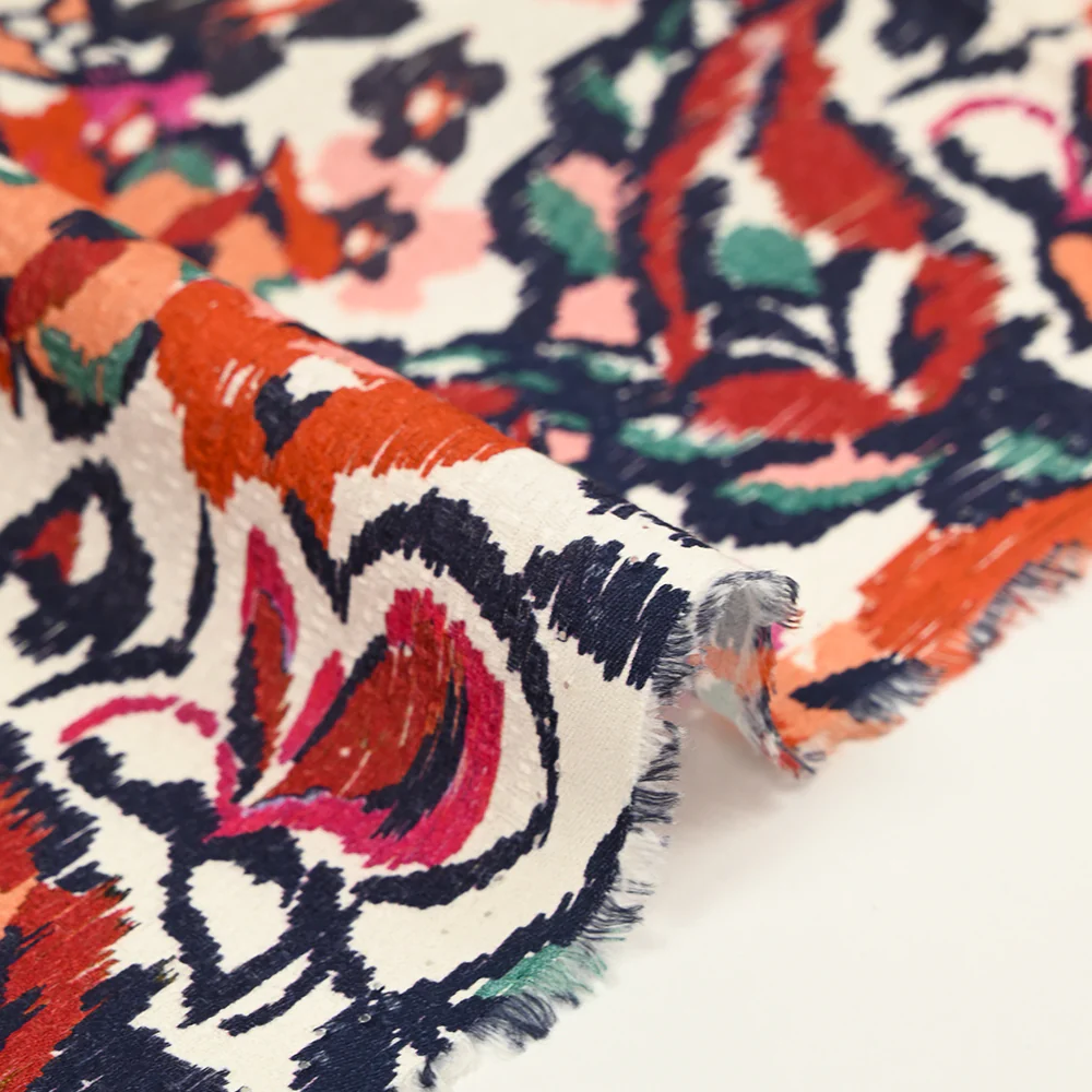 Jacquard de coton natté ikat fleuris orange et bleu fond blanc cassé - Image 6