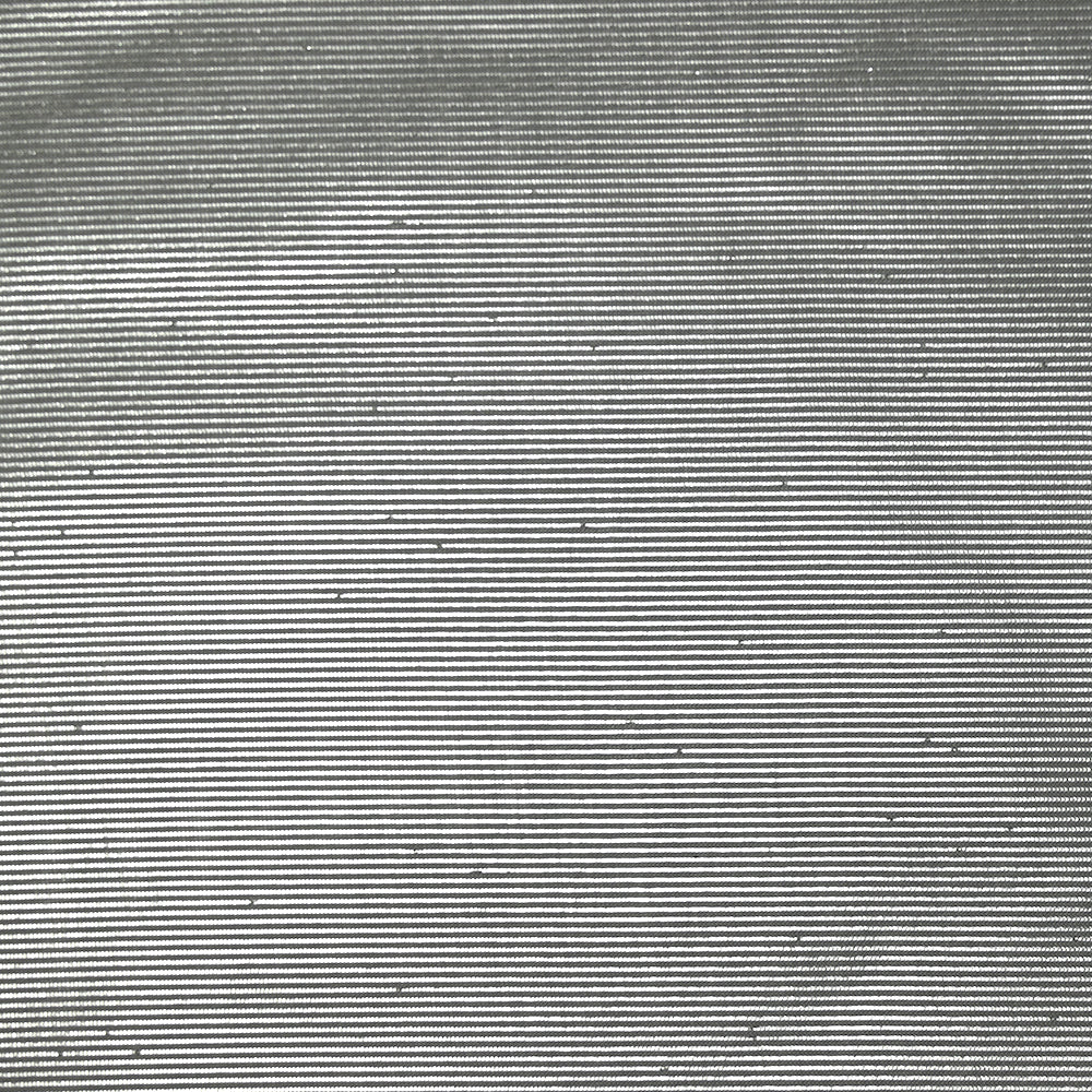 Lamé de polyester rayé argent fond gris - Image 3
