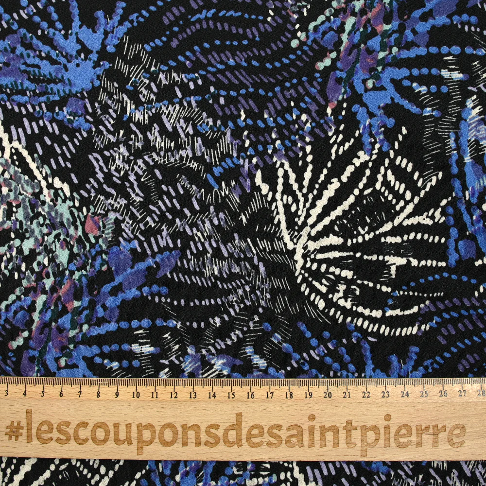 Maille crêpe imprimée feu d'artifice bleu fond noir - Image 3