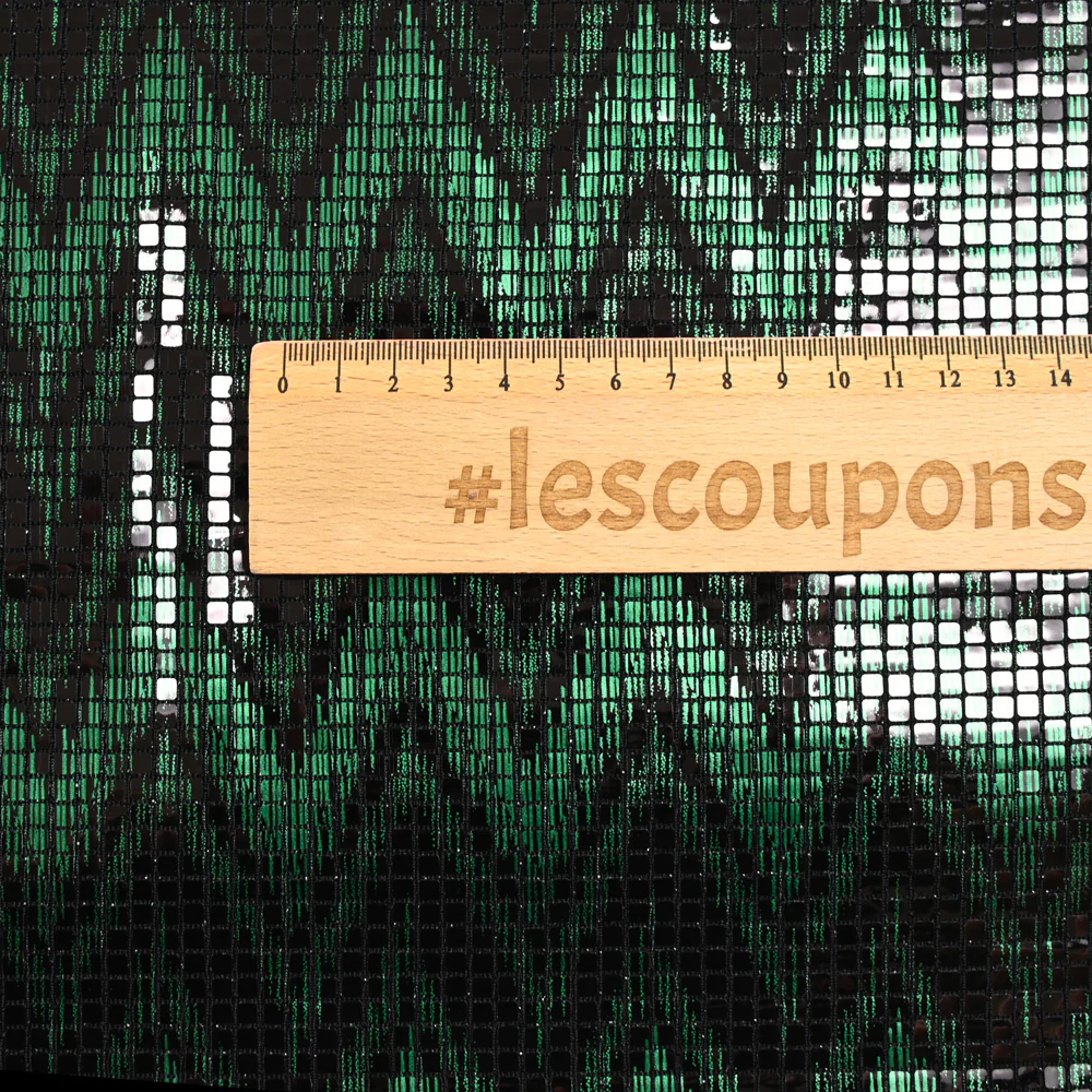 Maille polyester effet boule Ă facettes chevron vert et noir - Image 3