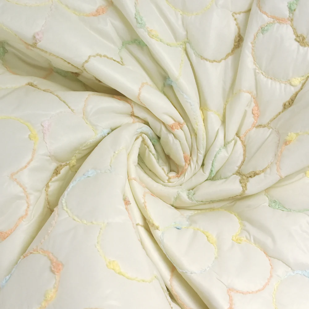 Matelassé brodé fleurs multicolores fond écru - Image 2