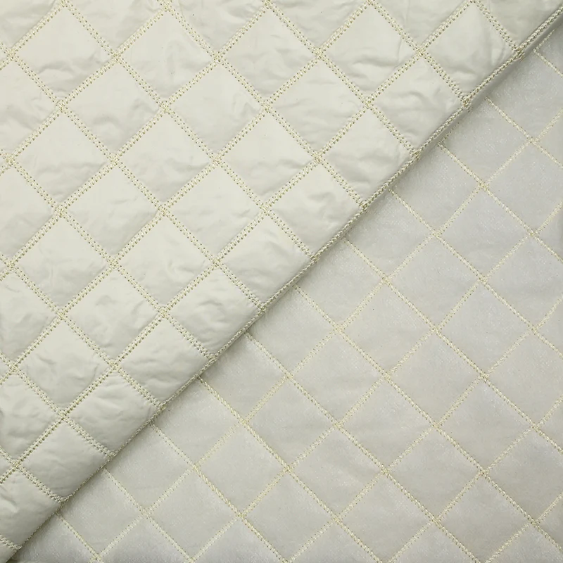Matelassé polyester carreaux écru