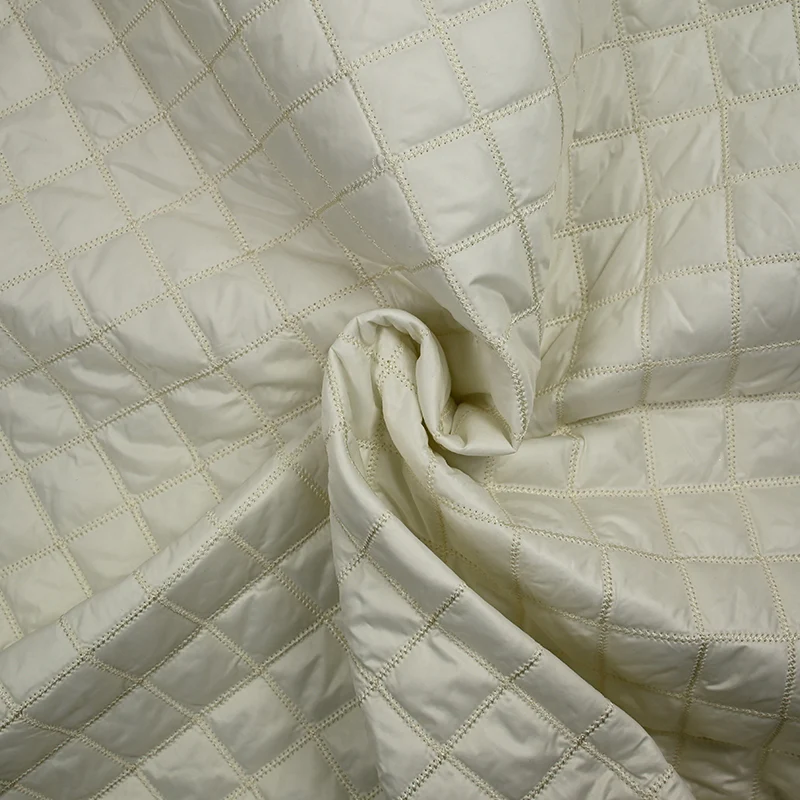 Matelassé polyester carreaux écru - Image 2