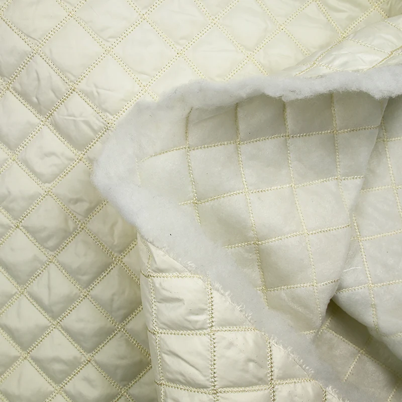 Matelassé polyester carreaux écru - Image 3