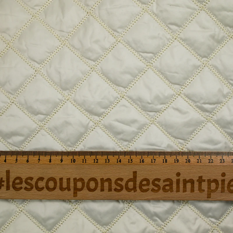 Matelassé polyester carreaux écru - Image 4