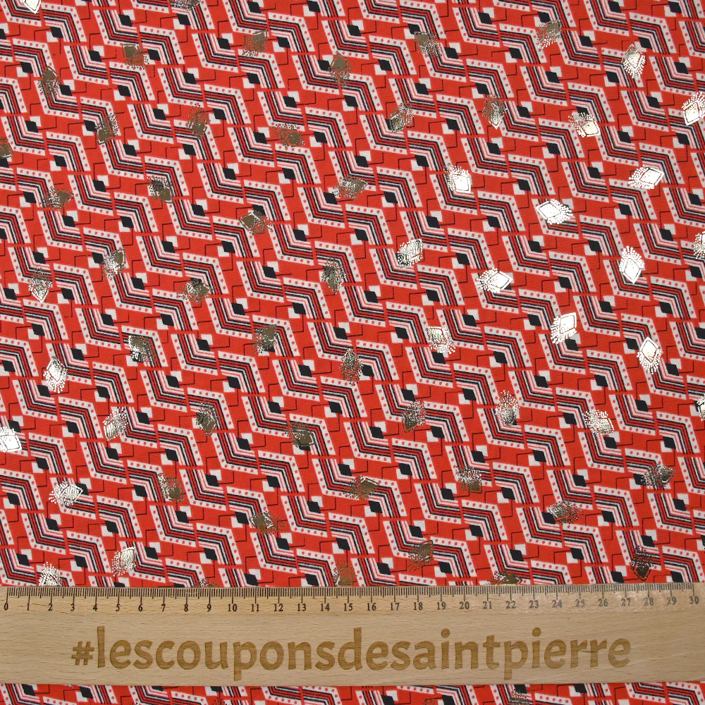 Microfibre imprimée polyester doré escalade fond rouge - Image 3