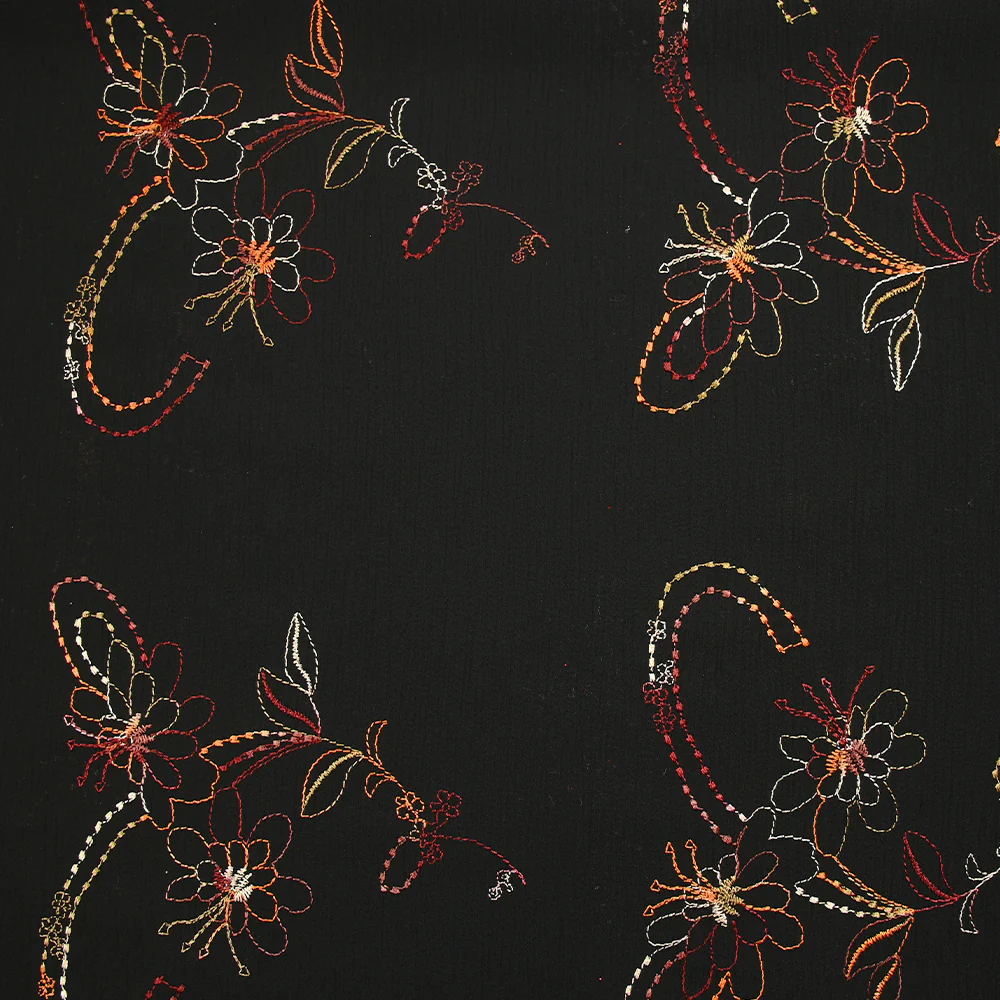 Mousseline crinkle fleurs brodées fond noir
