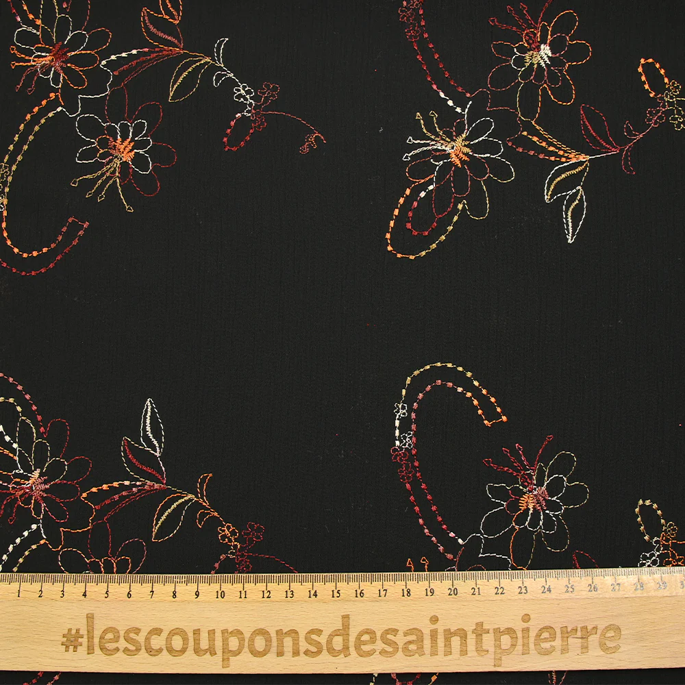 Mousseline crinkle fleurs brodées fond noir - Image 3