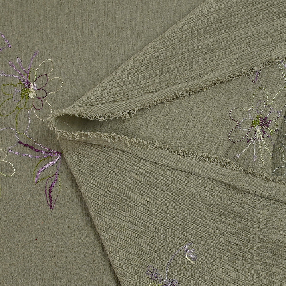 Mousseline crinkle fleurs brodées fond sauge - Image 6