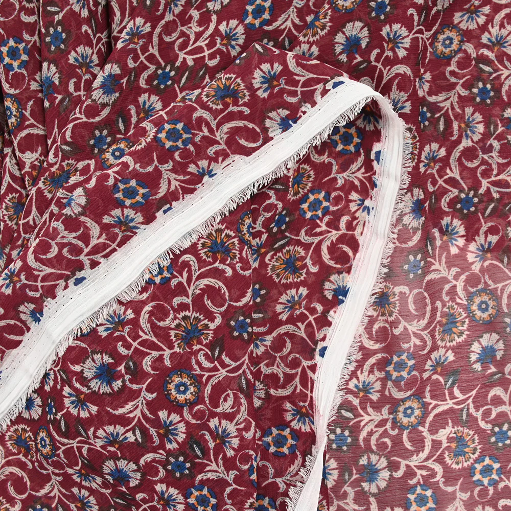 Mousseline crinkle imprimée fleurs fond lie de vin - Image 4